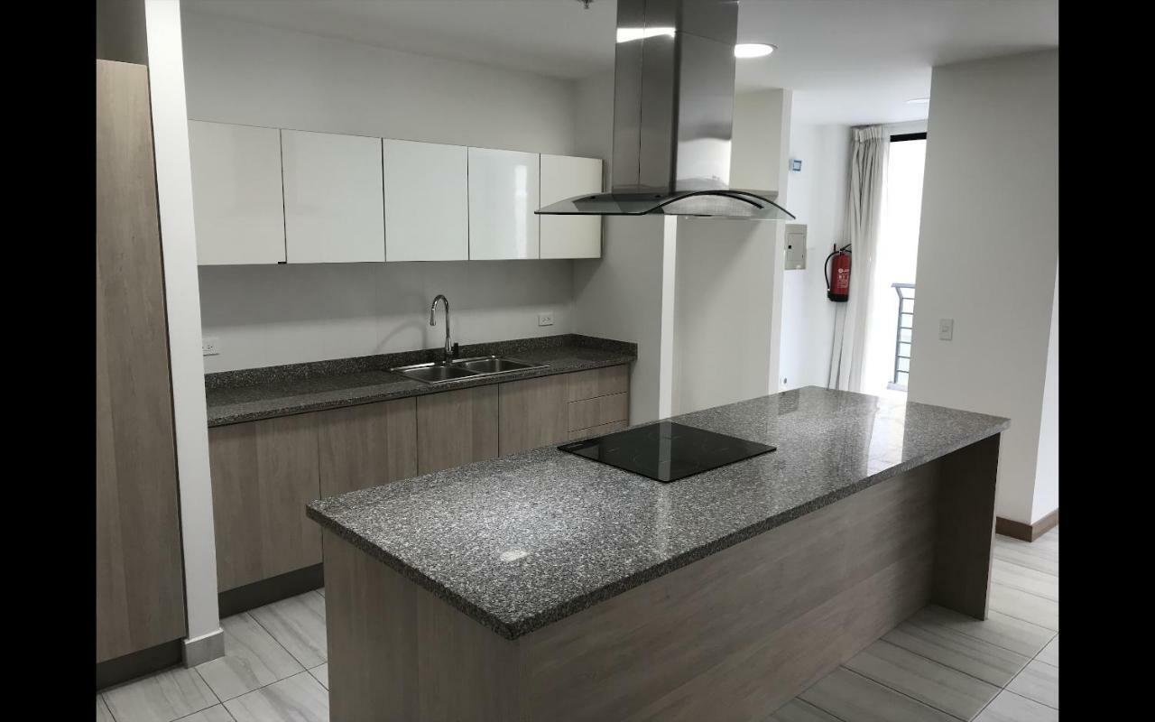 1410 Habitacion En Lujoso Departamento - Atelier Quito Esterno foto