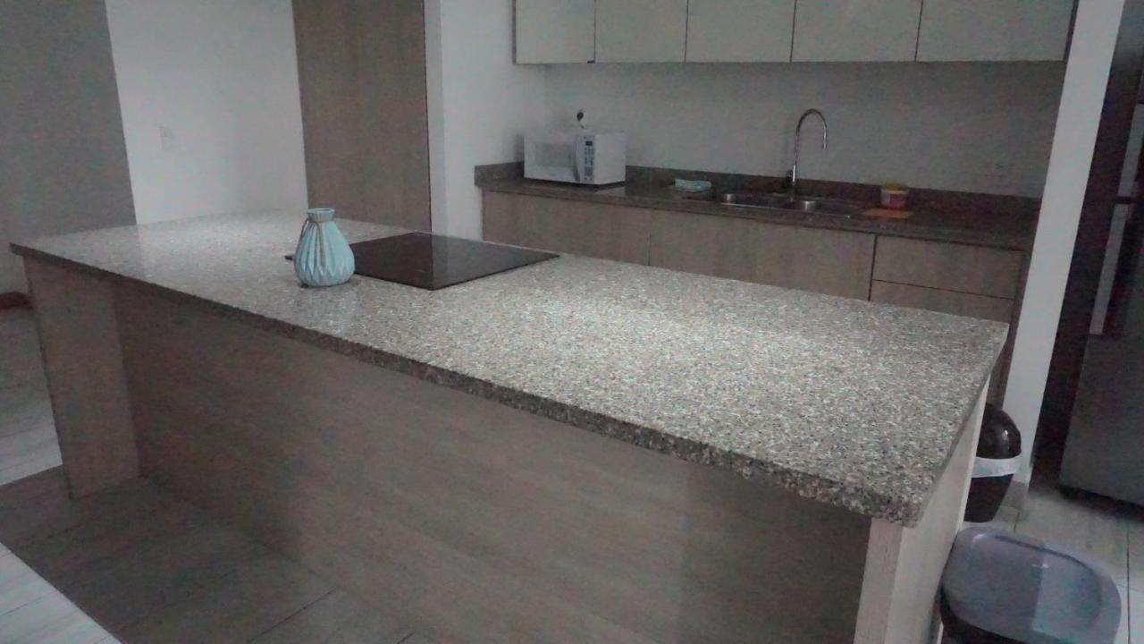 1410 Habitacion En Lujoso Departamento - Atelier Quito Esterno foto